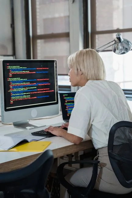 project-01-b Businesswoman working on laptop with Android 6.0 Marshmallow webpage open.